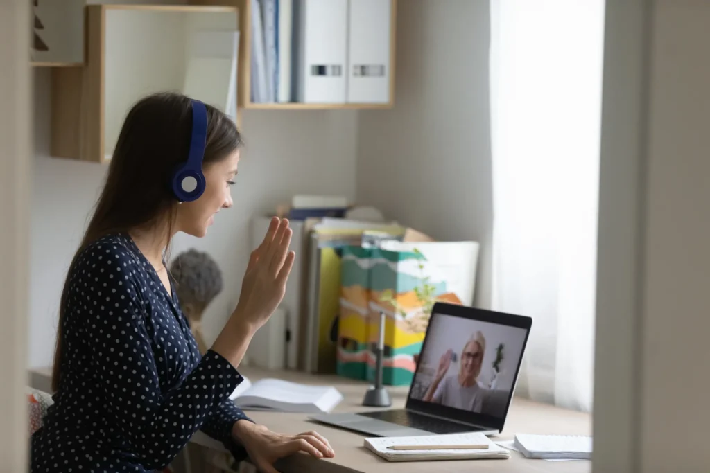Uczennica podczas diagnozy przed maturą z języka polskiego online