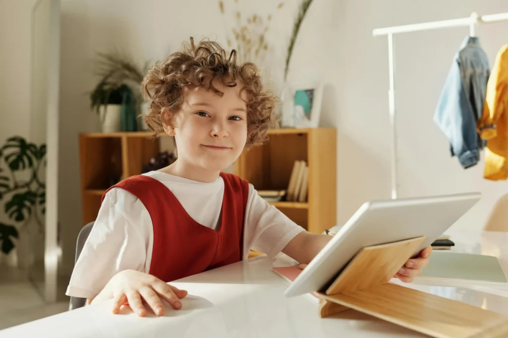 Chłopiec uczący się matematyki do egzaminu ósmoklasisty na tablecie