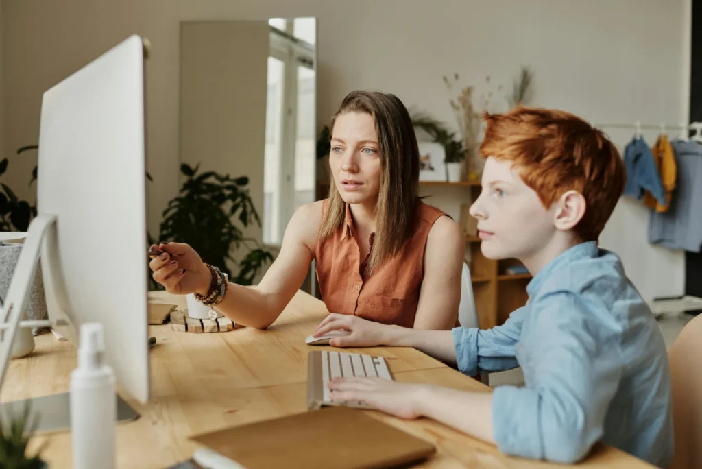 Mama z synem zapisują się na bezpłatną lekcję próbną matematyki online do egzaminu ósmoklasisty