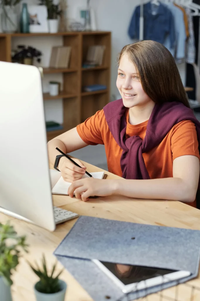 Uczennica przygotowująca się do egzaminu ósmoklasisty z matematyki podczas lekcji online.