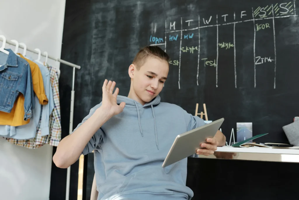 Nastolatek nawiązuje kontakt z nauczycielem online